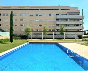 Piscina de Pis en venda en Salt amb Terrassa