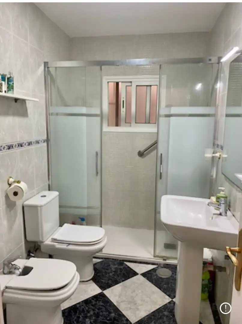 Bany de Apartament de lloguer en Almería amb Aire condicionat, Terrassa i Moblat