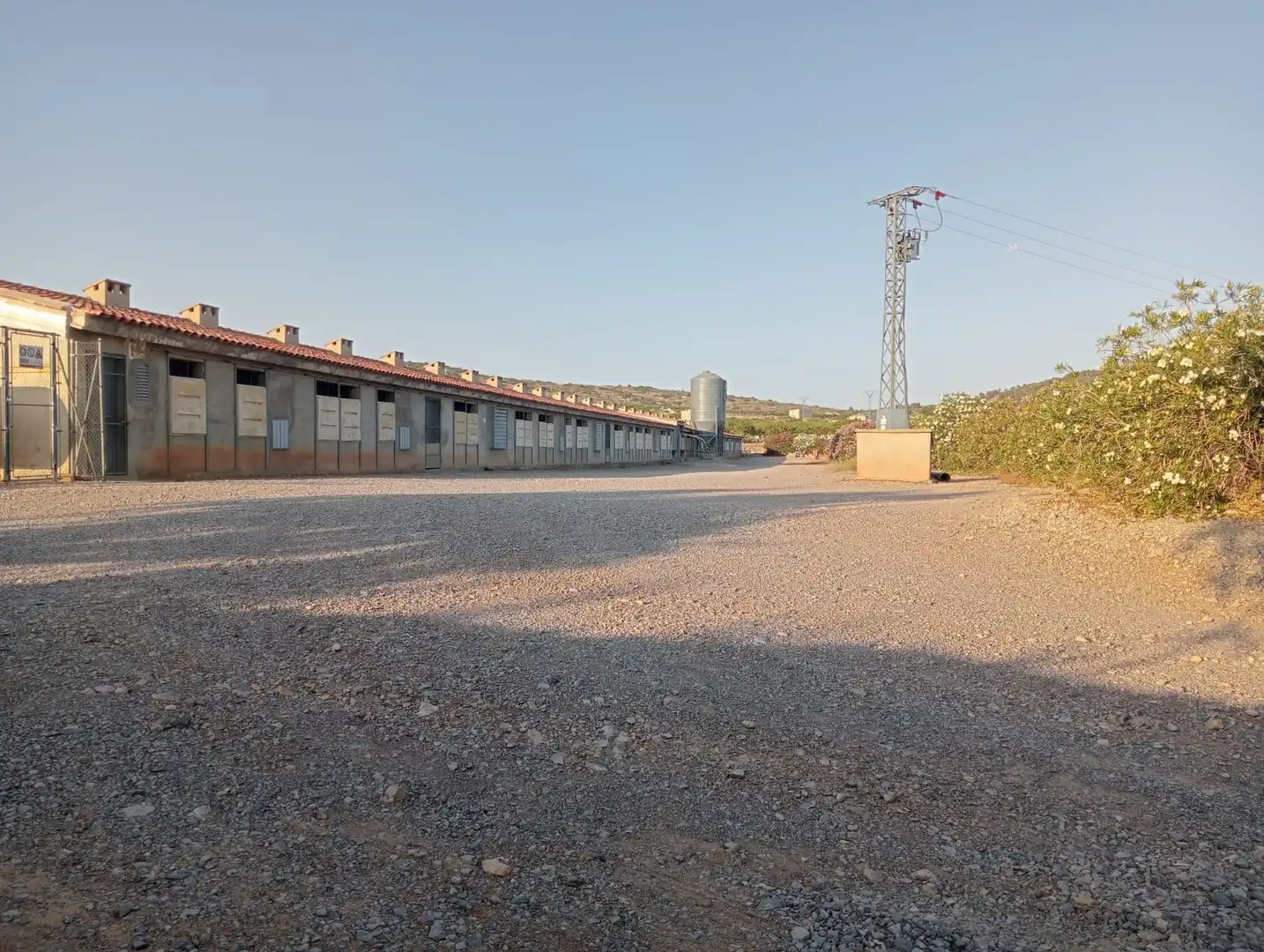 Vista exterior de Nave industrial en venta en Andilla