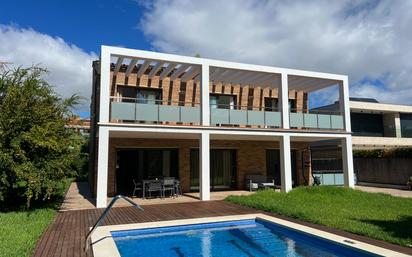 Vista exterior de Casa o xalet de lloguer en Gavà amb Aire condicionat, Terrassa i Piscina