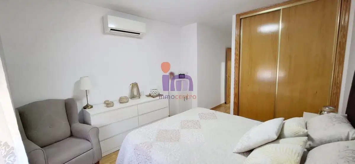 Habitación de Casa adosada en venta en Valdepeñas con Aire acondicionado, Calefacción y Piscina comunitaria