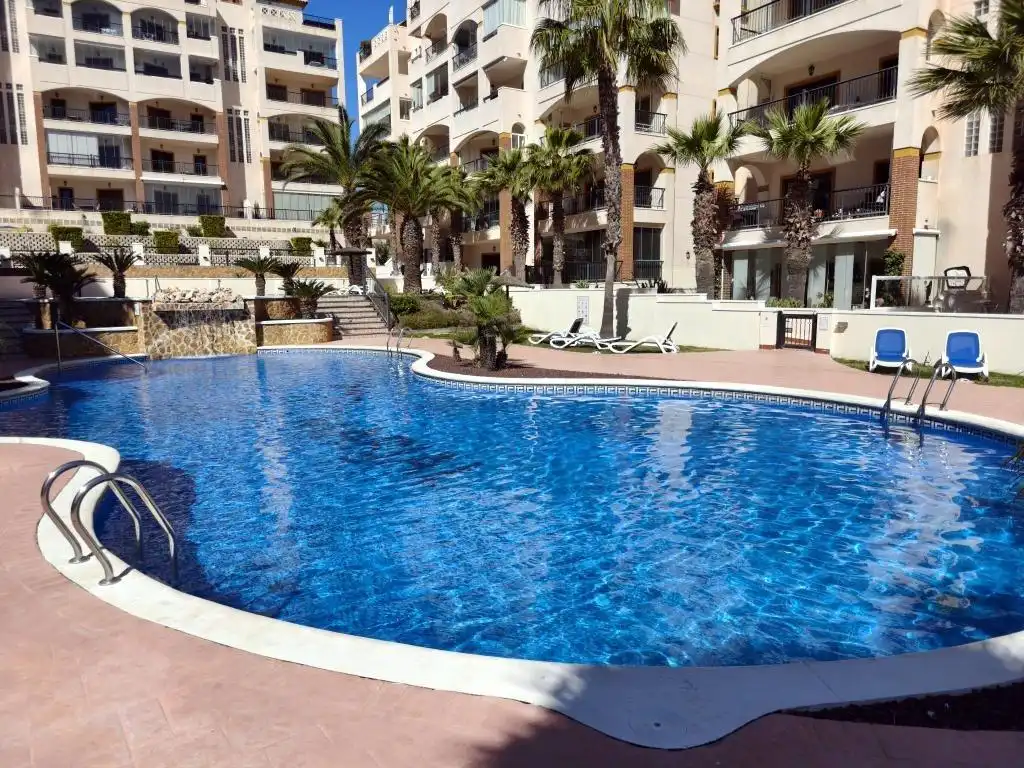 Piscina de Planta baja en venta en Guardamar del Segura con Aire acondicionado, Terraza y Trastero