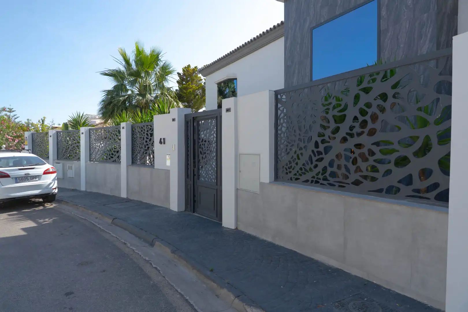 Vista exterior de Casa o xalet en venda en Benalmádena amb Aire condicionat, Calefacció i Jardí privat