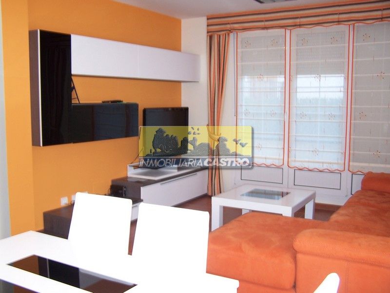 Sala d'estar de Casa o xalet en venda en Castro-Urdiales amb Moblat