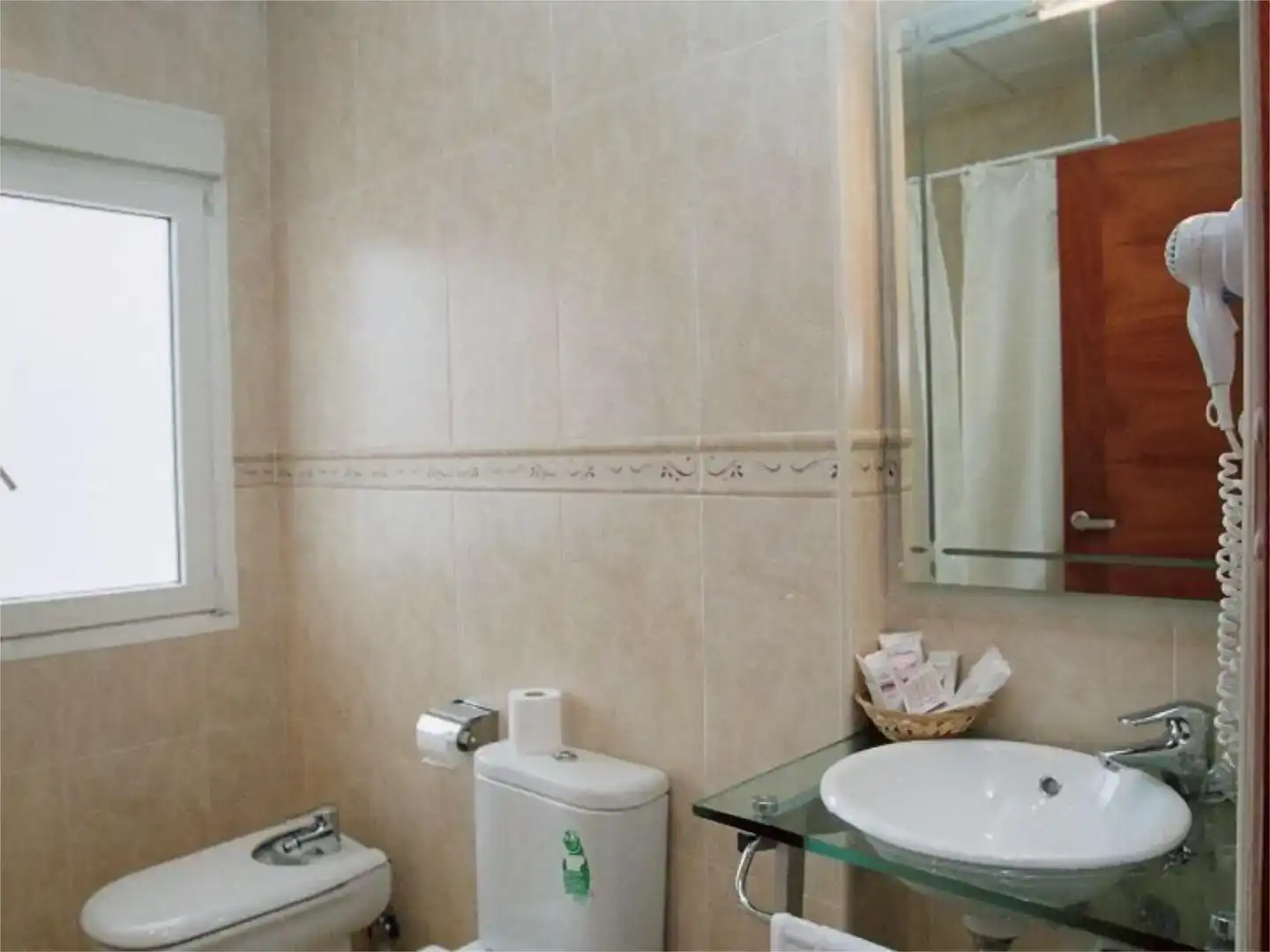 Baño de Piso para compartir en Tortosa con Aire acondicionado, Trastero y Amueblado