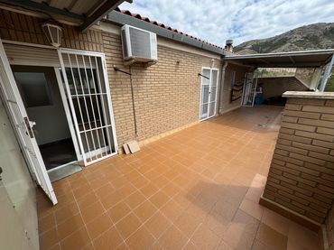 Casa bifamiliare con balcone in vendita a Calle Benejama