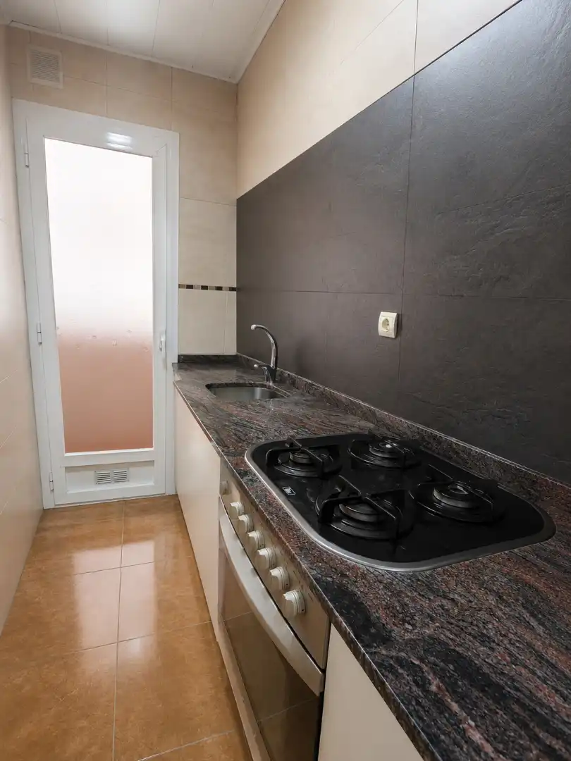 Cuina de Pis en venda en Barcelona amb Moblat, Forn i Microones