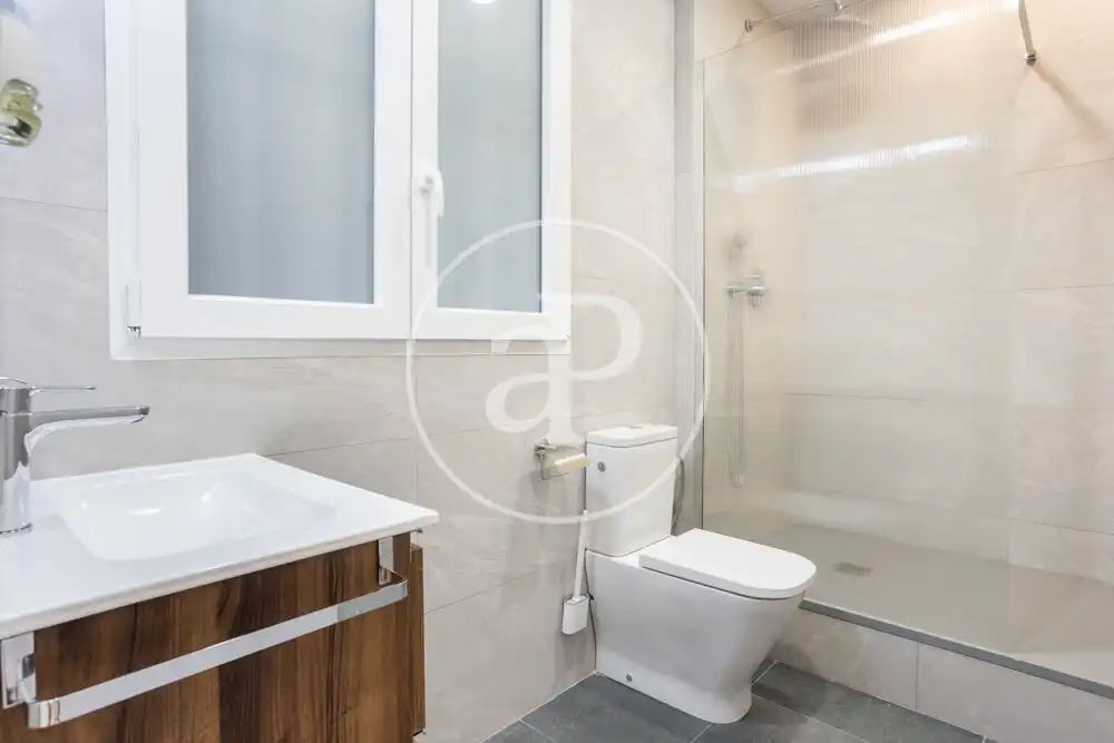 Badezimmer von Wohnung zur Miete in Valencia mit Klimaanlage, Heizung und Terrasse