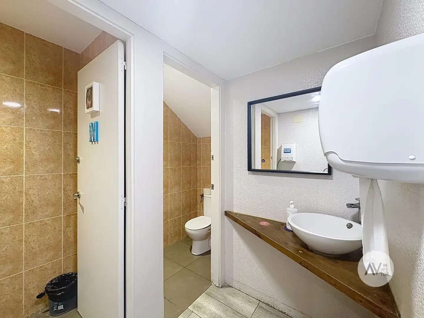 Badezimmer von Geschaftsraum zum Verkauf in Barcelona mit Klimaanlage, Terrasse und Möbliert