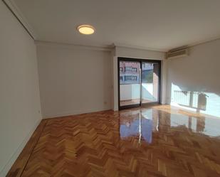 Living room of Flat to rent in  Madrid Capital  with Air Conditioner, Heating and Parquet flooring