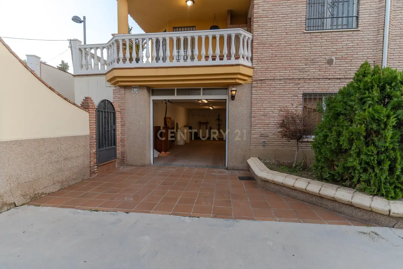 Vista exterior de Casa adosada en venda en La Zubia amb Aire condicionat, Jardí privat i Traster