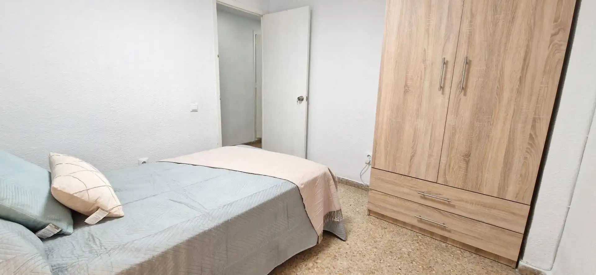 Schlafzimmer von Wohnung zur untervermieten in Córdoba mit Klimaanlage, Abstellraum und Balkon