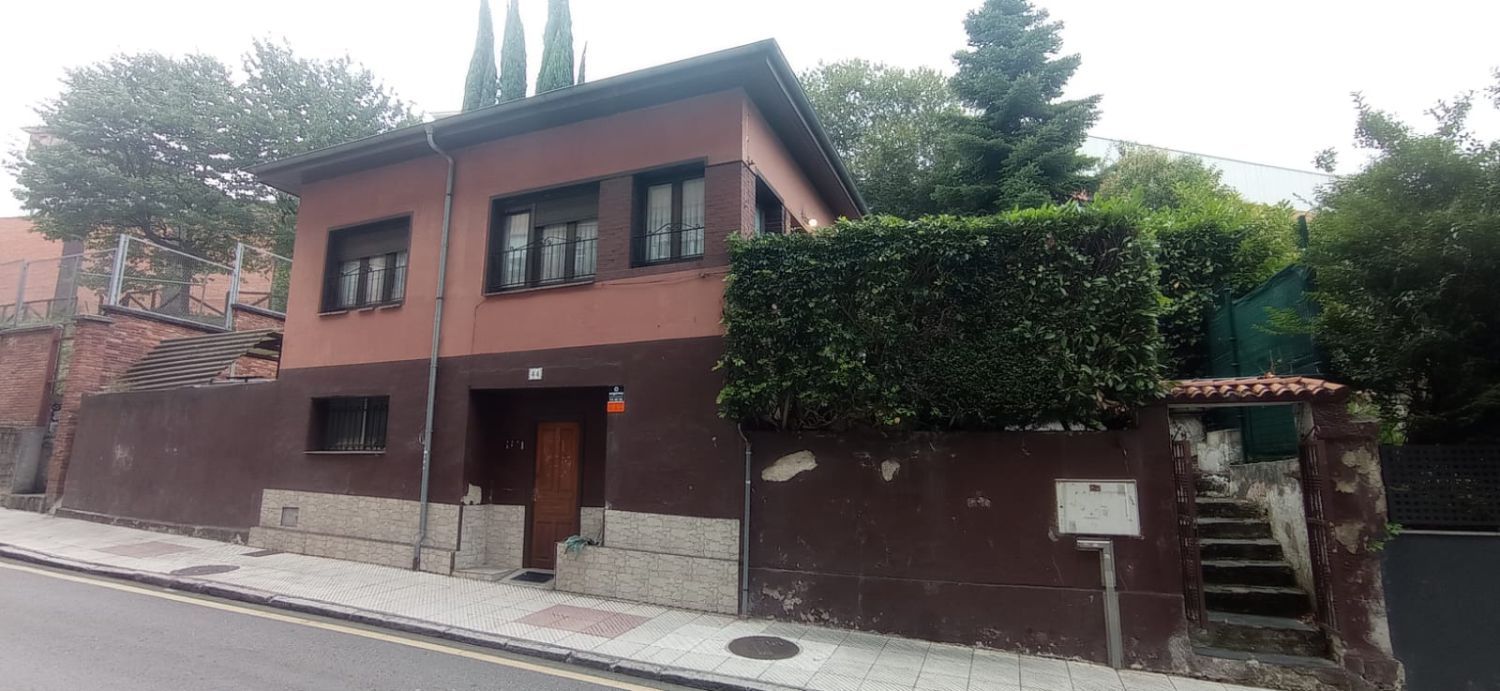 Vista exterior de Casa o chalet en venta en Oviedo  con Calefacción y Parquet