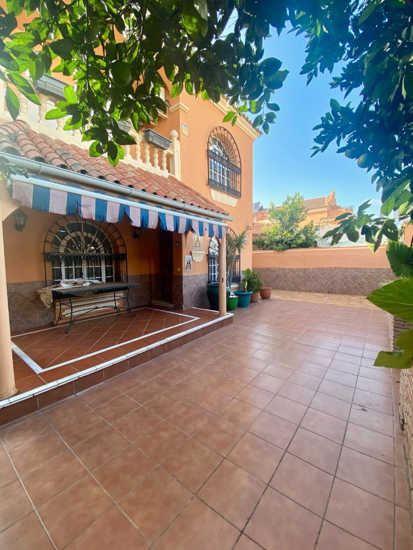 Vista exterior de Casa o xalet en venda en Algeciras amb Aire condicionat, Moblat i Forn