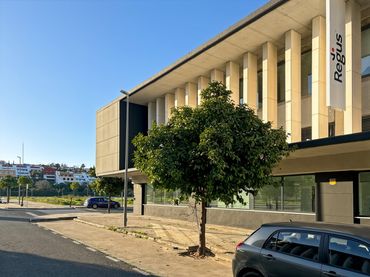 Oficina amb ascensor de lloguer a Calle Al Mutamid 6