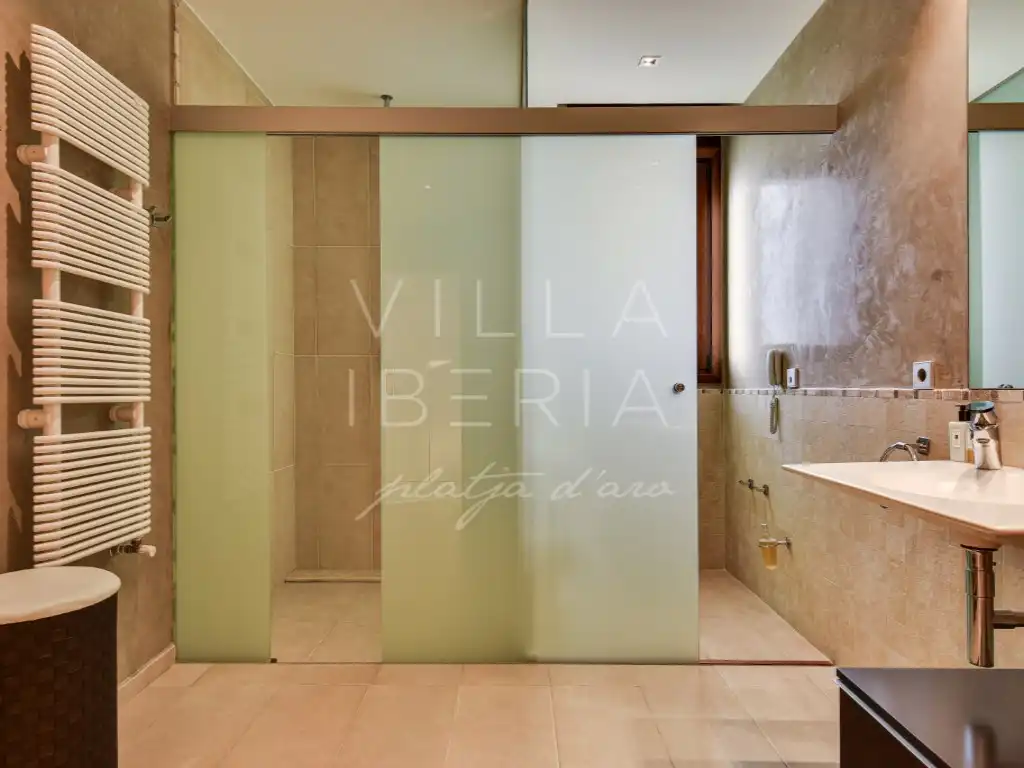 Baño de Casa o chalet en venta en Castell d'Aro, Platja d'Aro i s'Agaró con Aire acondicionado, Calefacción y Jardín privado