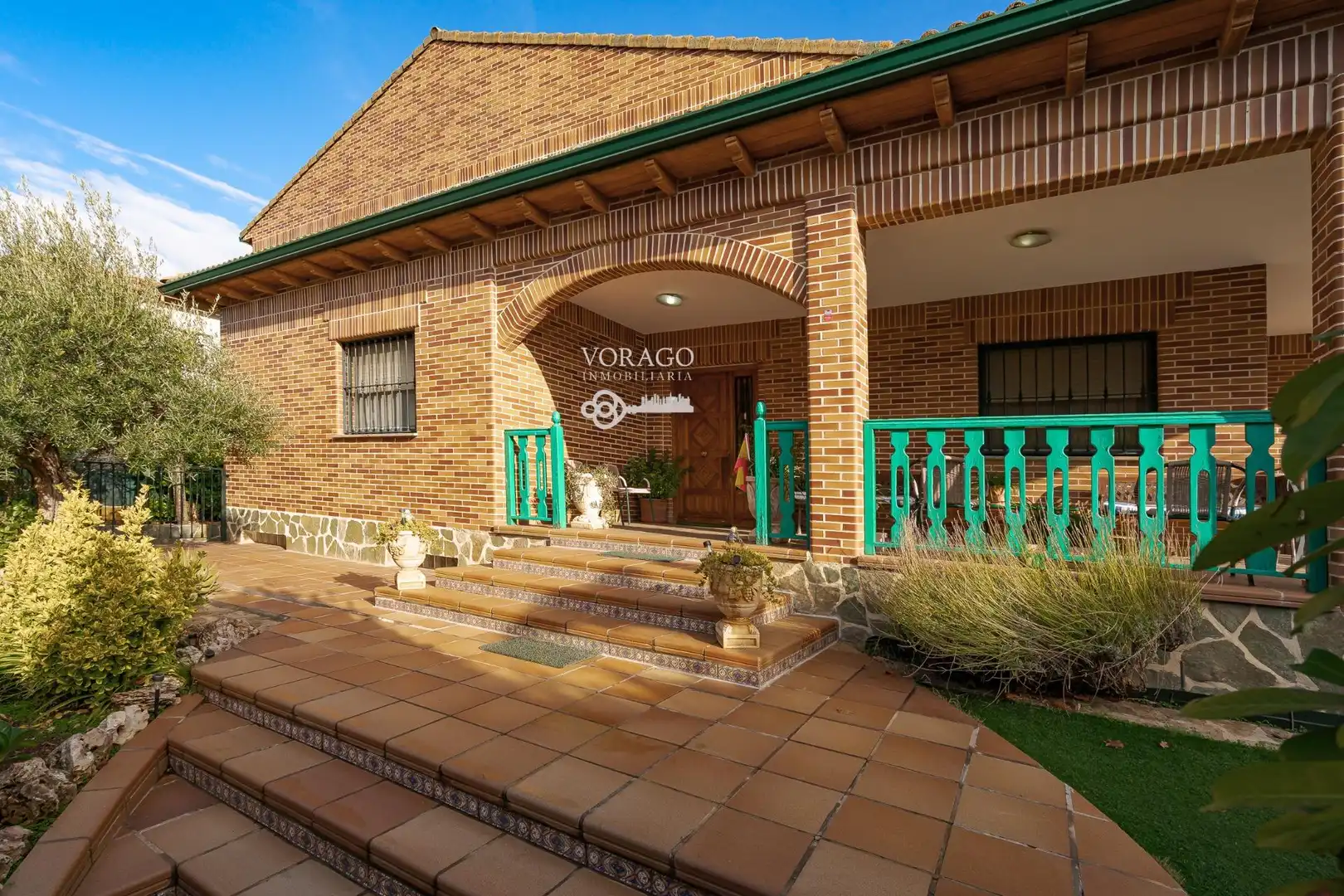Vista exterior de Casa o xalet en venda en Villanueva de la Torre amb Jardí privat, Terrassa i Piscina