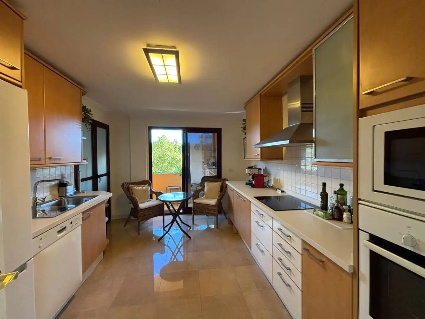 Cuina de Apartament de lloguer en Sotogrande amb Aire condicionat, Calefacció i Terrassa
