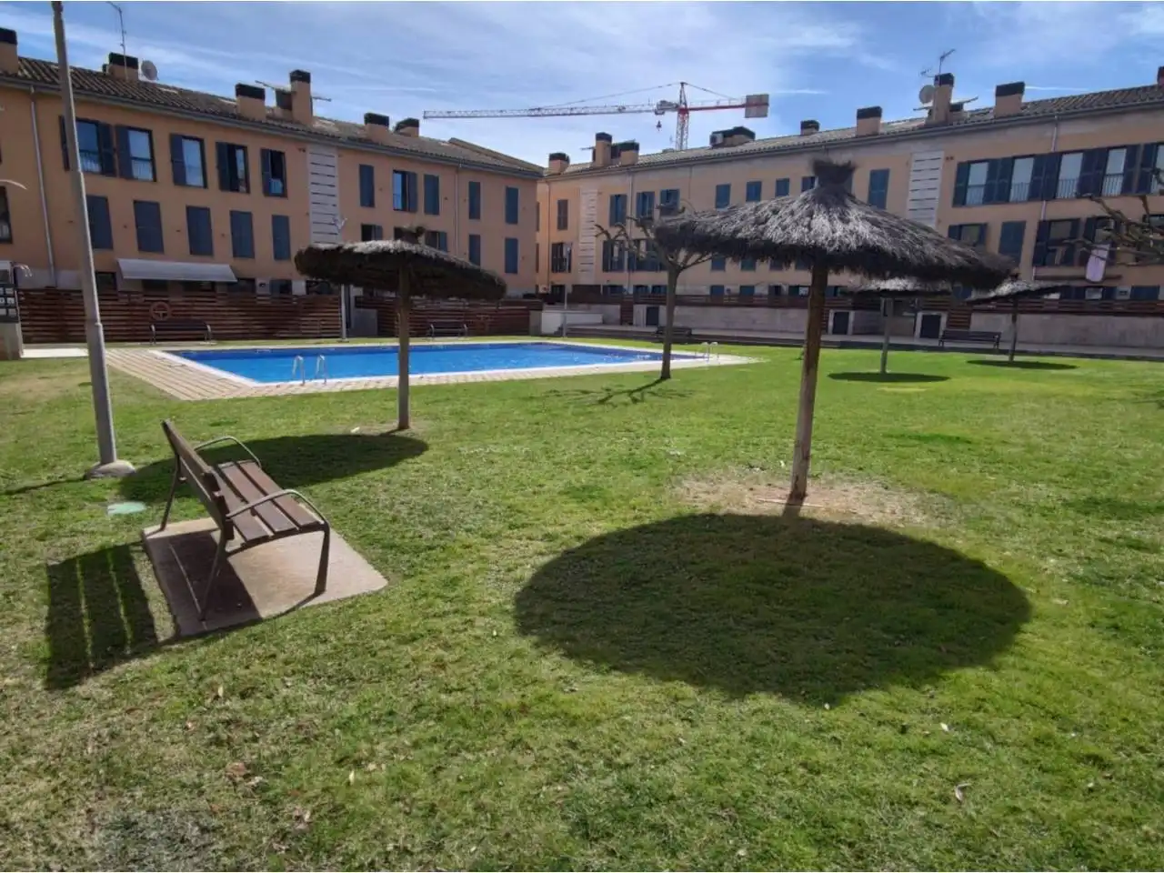 Schwimmbecken von Wohnung zum Verkauf in Fornells de la Selva mit Klimaanlage, Heizung und Terrasse