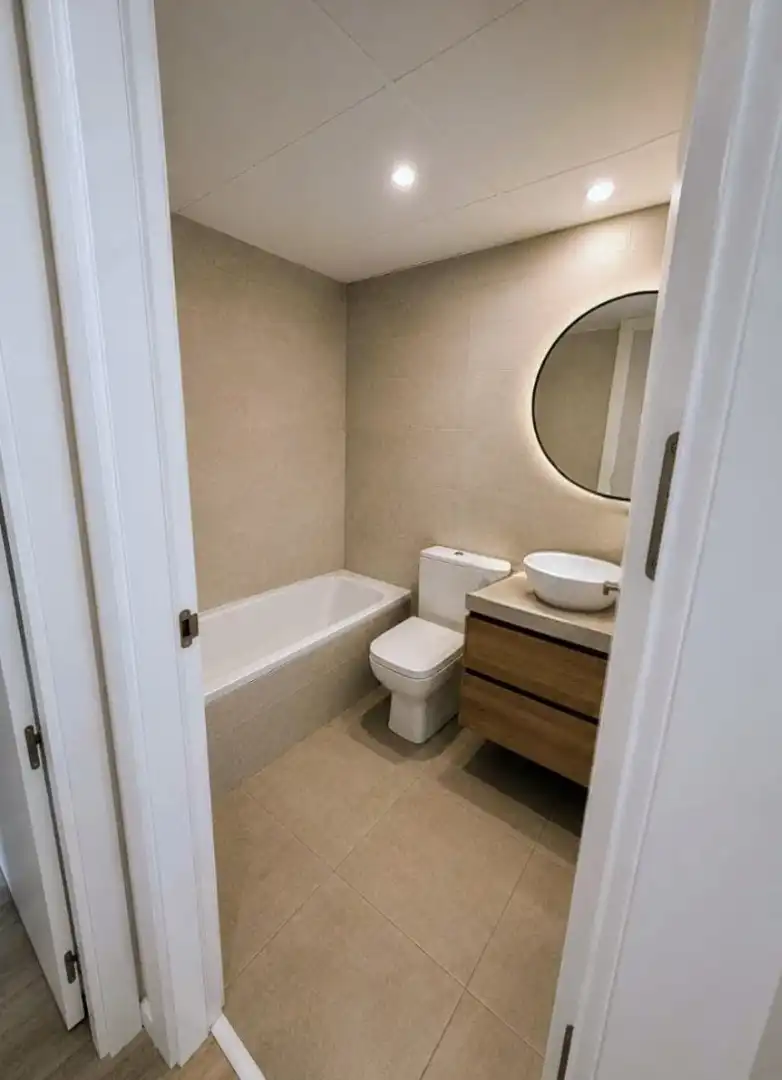 Bathroom of Flat for sale in Madrid  with Air Conditioner, Heating and Private garden