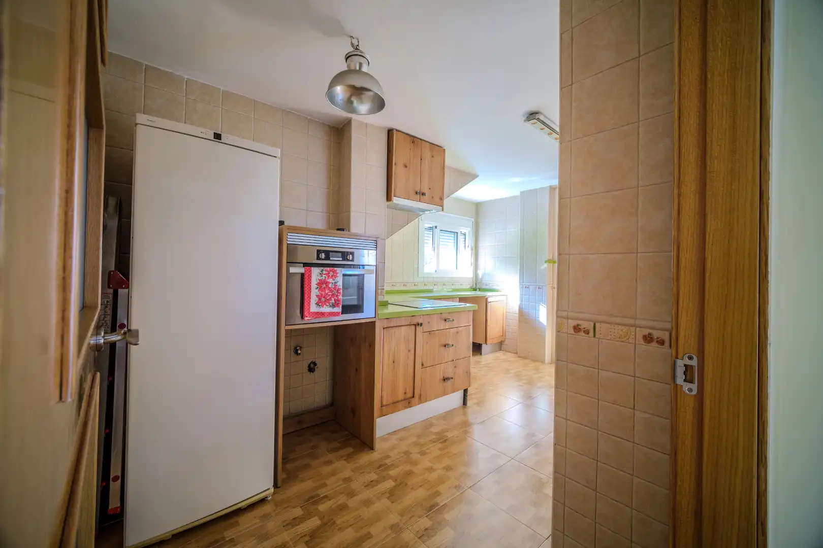 Cuina de Casa o xalet en venda en Montequinto amb Jardí privat, Terrassa i Moblat