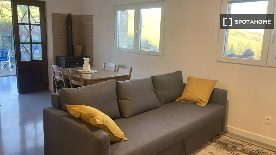 Sala d'estar de Estudi per a compartir en Aia amb Aire condicionat, Terrassa i Moblat