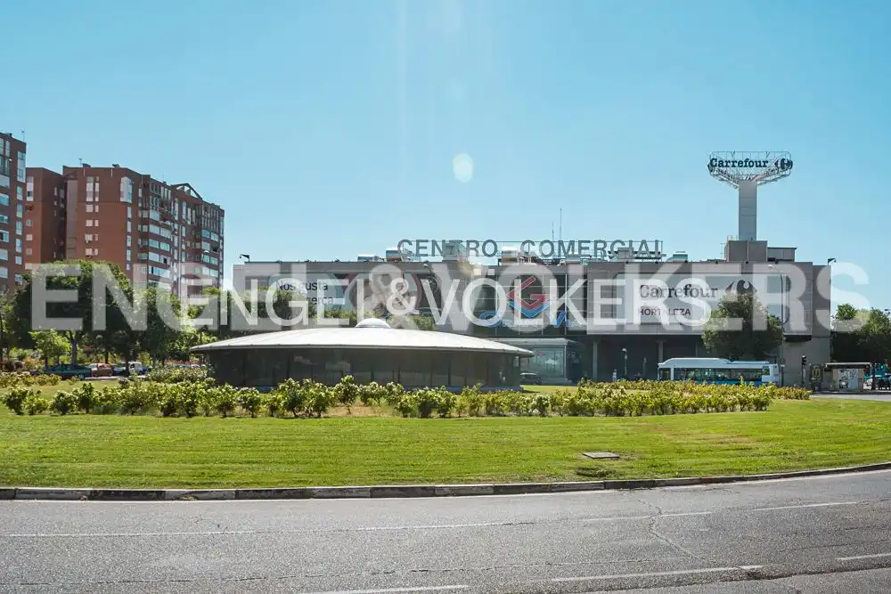 Außenansicht von Wohnung zur Miete in Madrid mit Klimaanlage, Heizung und Parkett