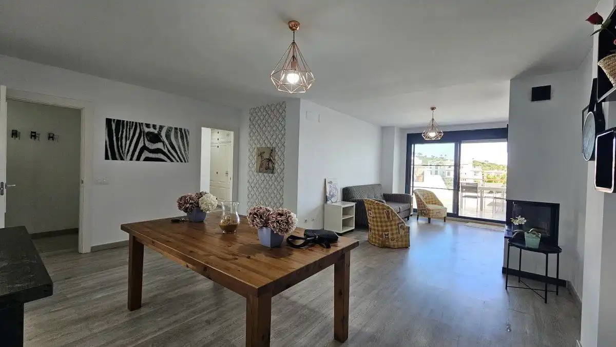 Wohnzimmer von Wohnungen zum Verkauf in La Alcaidesa mit Klimaanlage, Heizung und Terrasse
