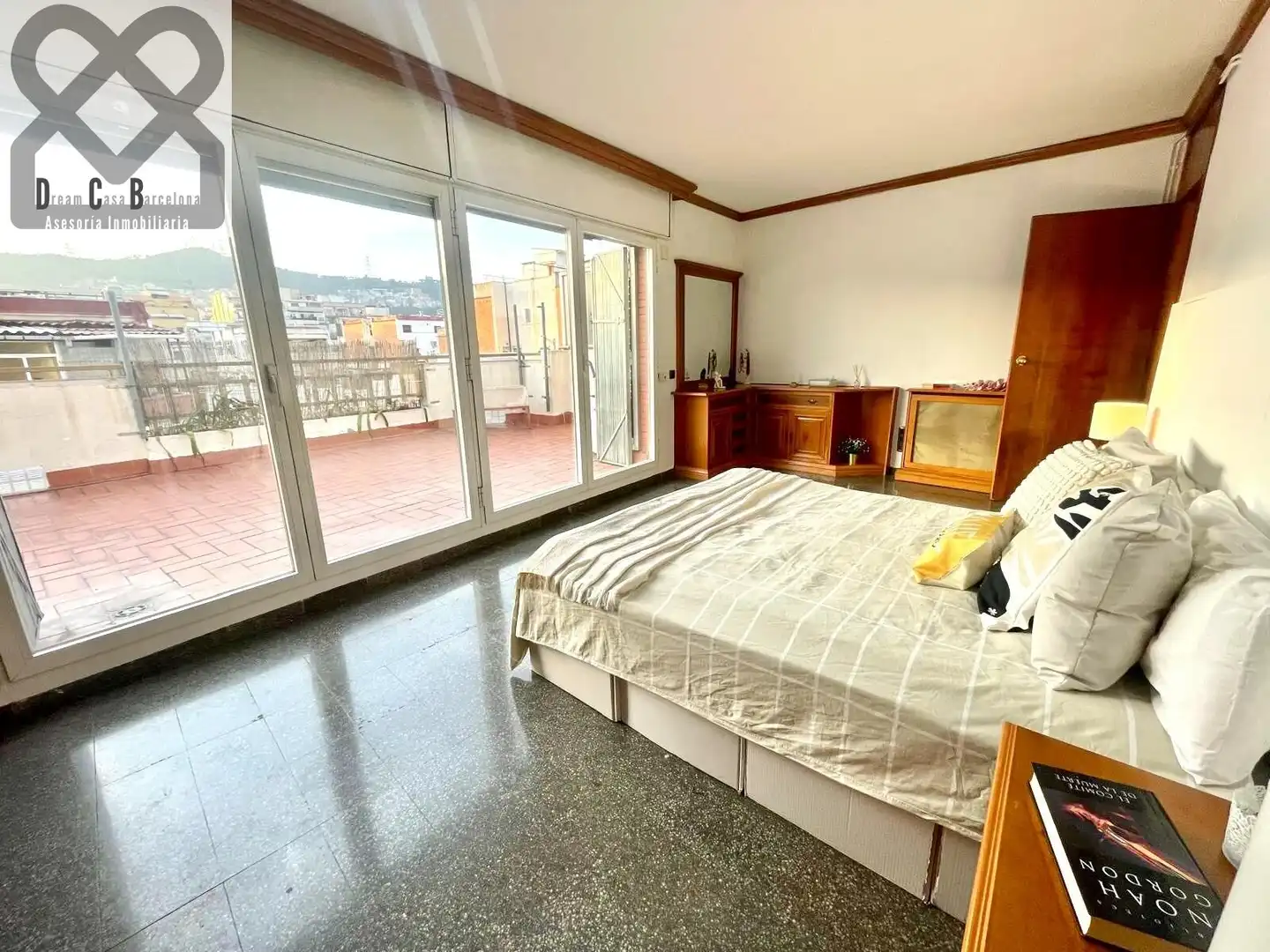 Schlafzimmer von Dachboden zum Verkauf in Barcelona mit Heizung und Terrasse