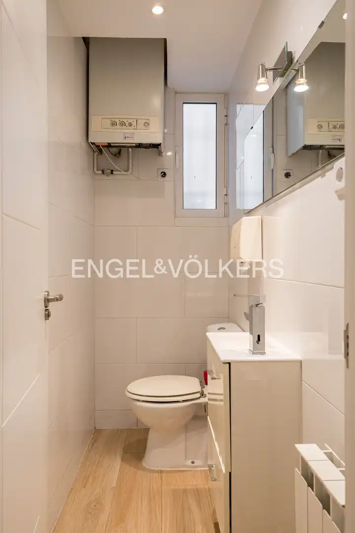 Bathroom of Flat for sale in Madrid  with Heating and Parquet flooring