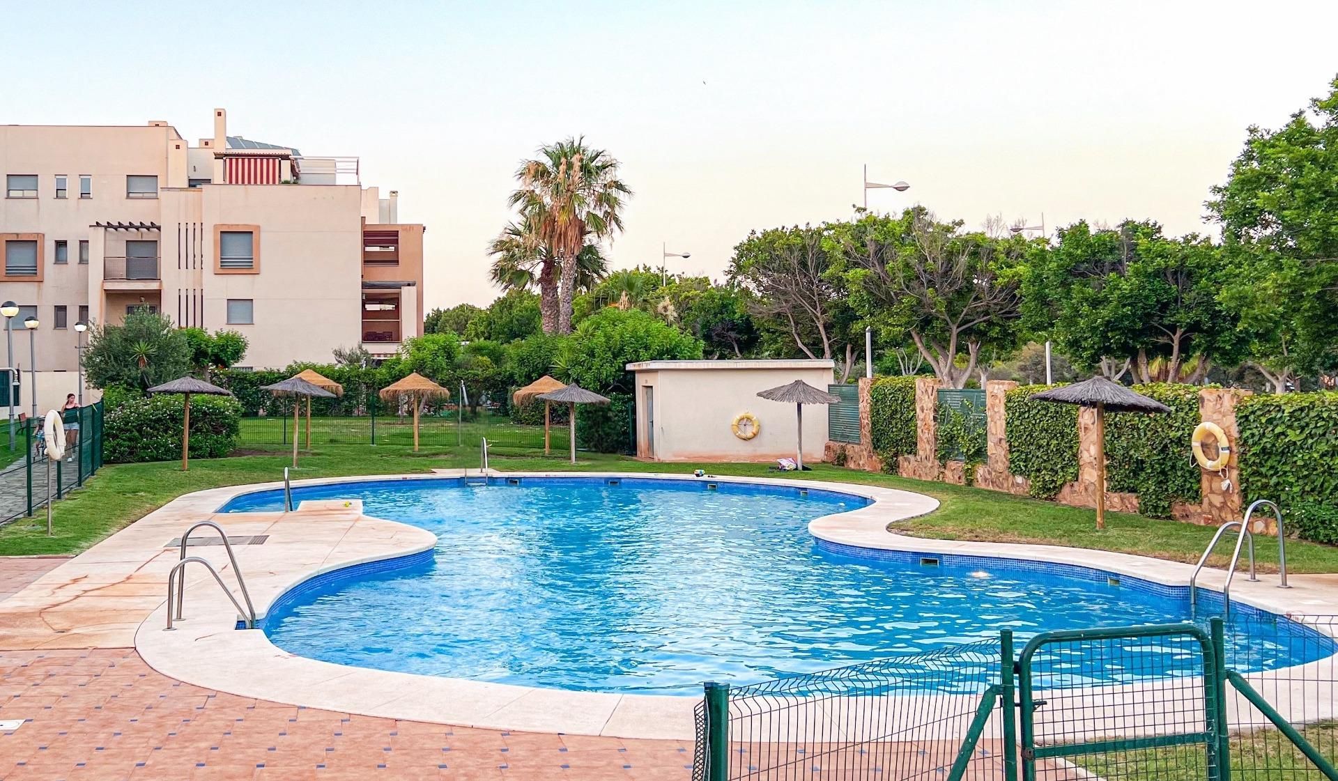 Piscina de Apartament en venda en  Almería Capital amb Jardí privat, Terrassa i Piscina comunitària
