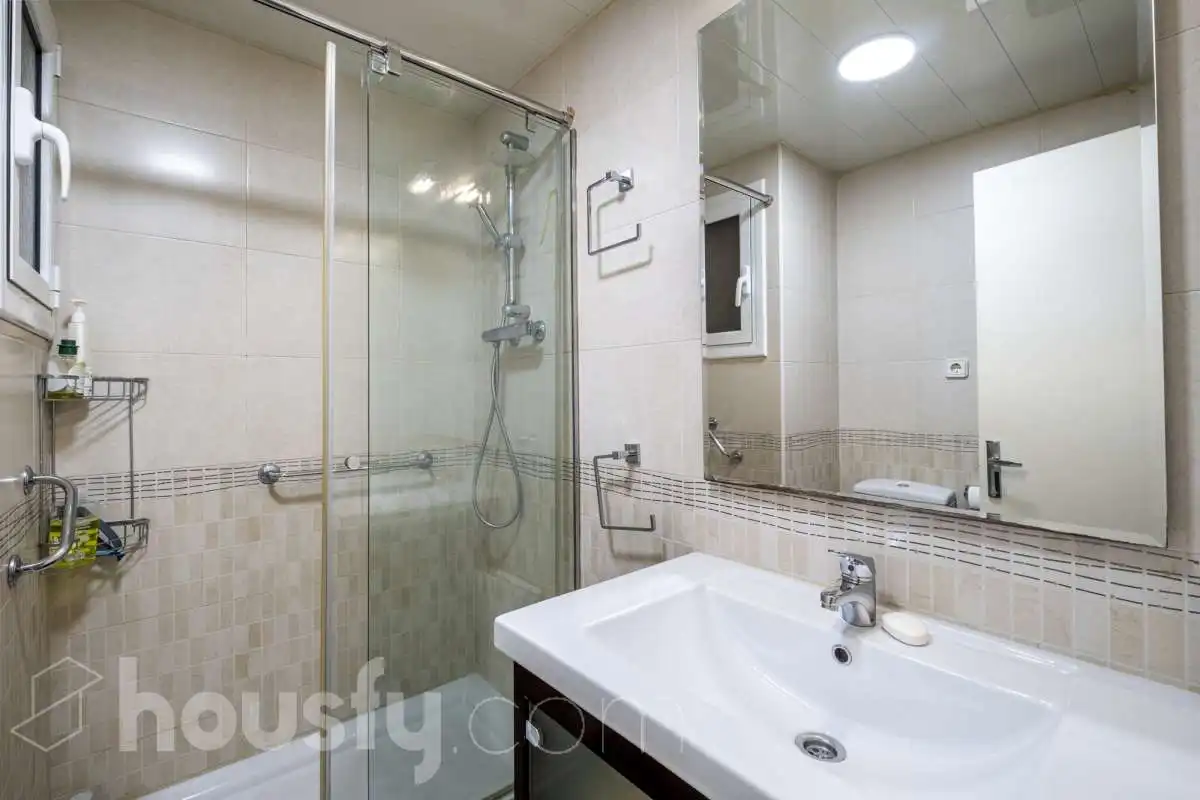 Badezimmer von Dachboden zum Verkauf in Barcelona mit Klimaanlage, Heizung und Terrasse