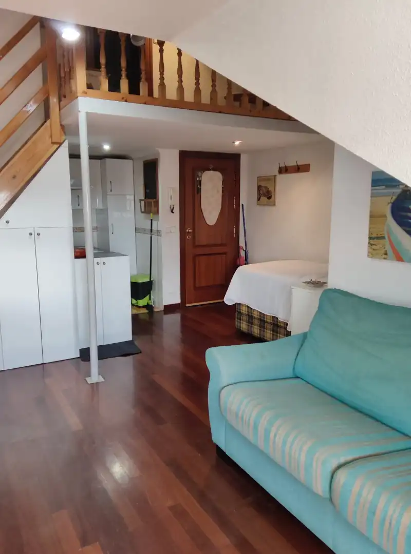 Sala d'estar de Estudi en venda en Santander amb Parquet i Moblat