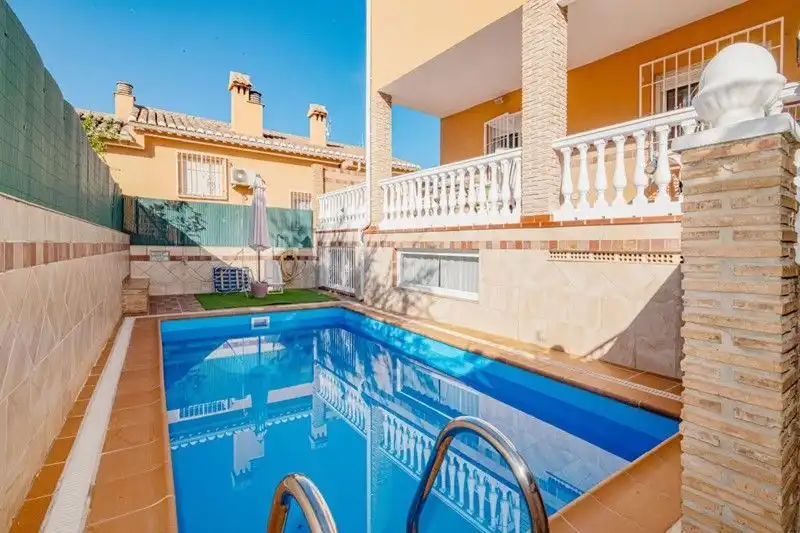 Piscina de Casa o xalet en venda en Jun amb Aire condicionat, Terrassa i Traster