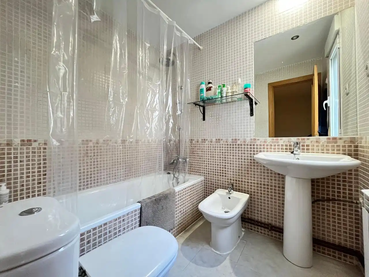 Baño de Piso en venta en El Casar con Calefacción, Terraza y Balcón