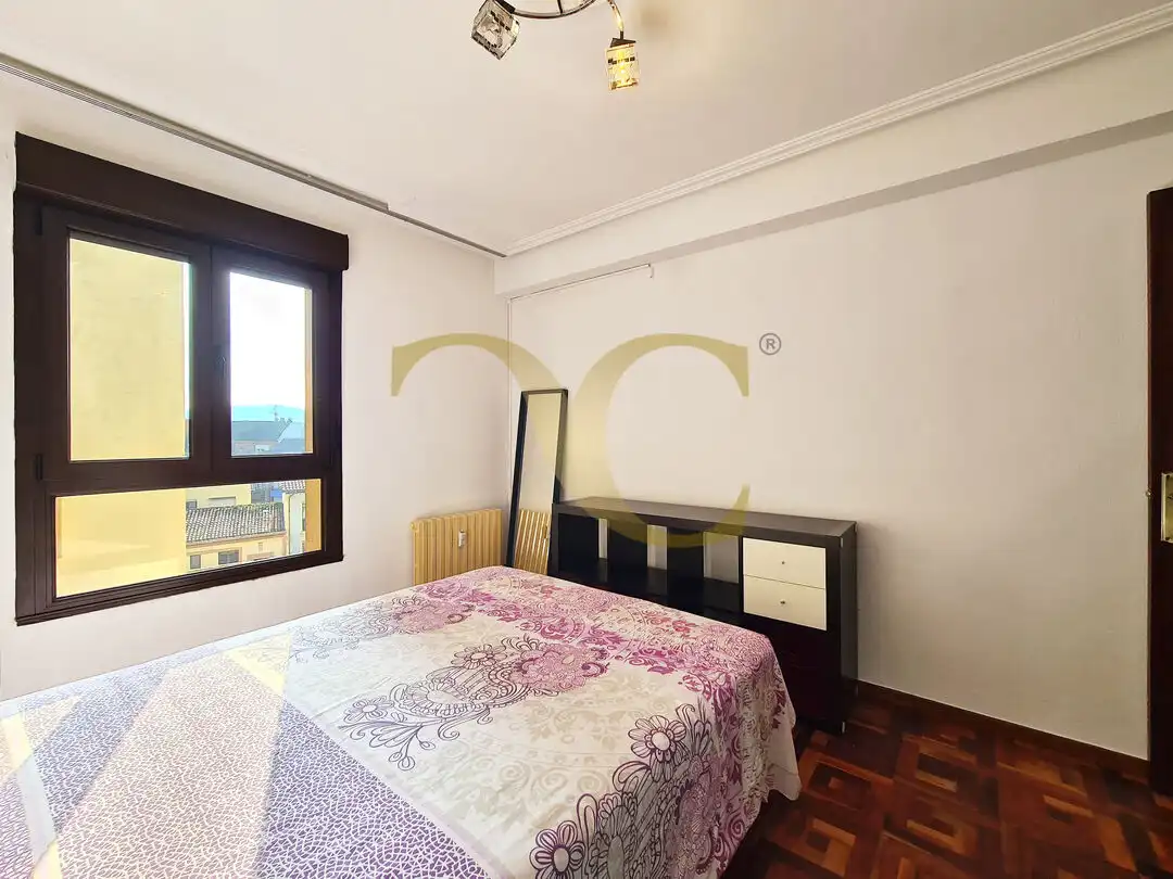 Habitación de Piso en venta en Oviedo  con Calefacción, Trastero y Amueblado