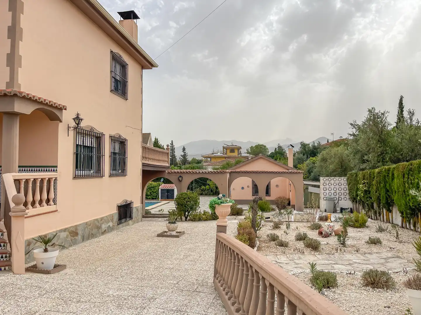 Vista exterior de Casa o xalet en venda en Villa de Otura amb Jardí privat, Terrassa i Piscina