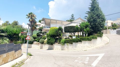 Preciosa casa independiente en terreno de 1000m2 en Segur de Calafell, con piscina, frontón, jardín y 4 plantas