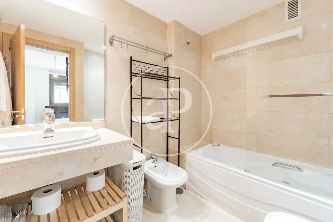 Badezimmer von Wohnung zum Verkauf in Madrid mit Klimaanlage, Heizung und Privatgarten