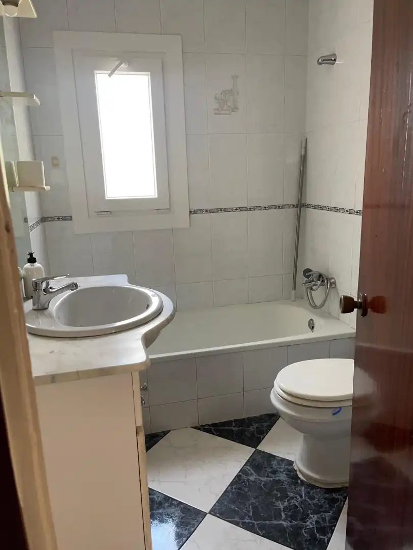 Bany de Casa o xalet en venda en Olot amb Calefacció, Terrassa i Balcó