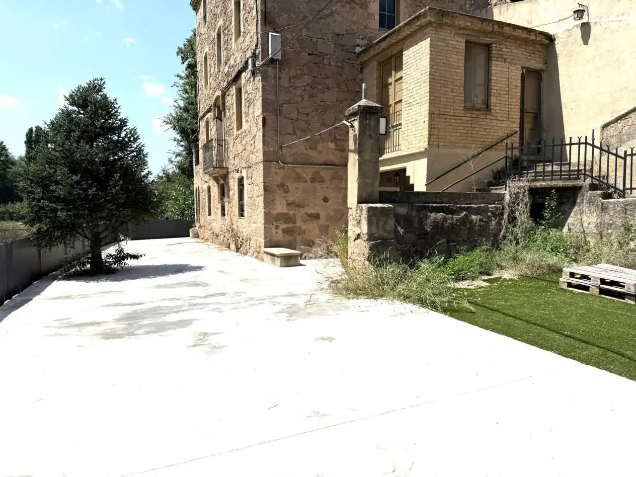 Außenansicht von Country house zum Verkauf in Cardona mit Privatgarten und Terrasse