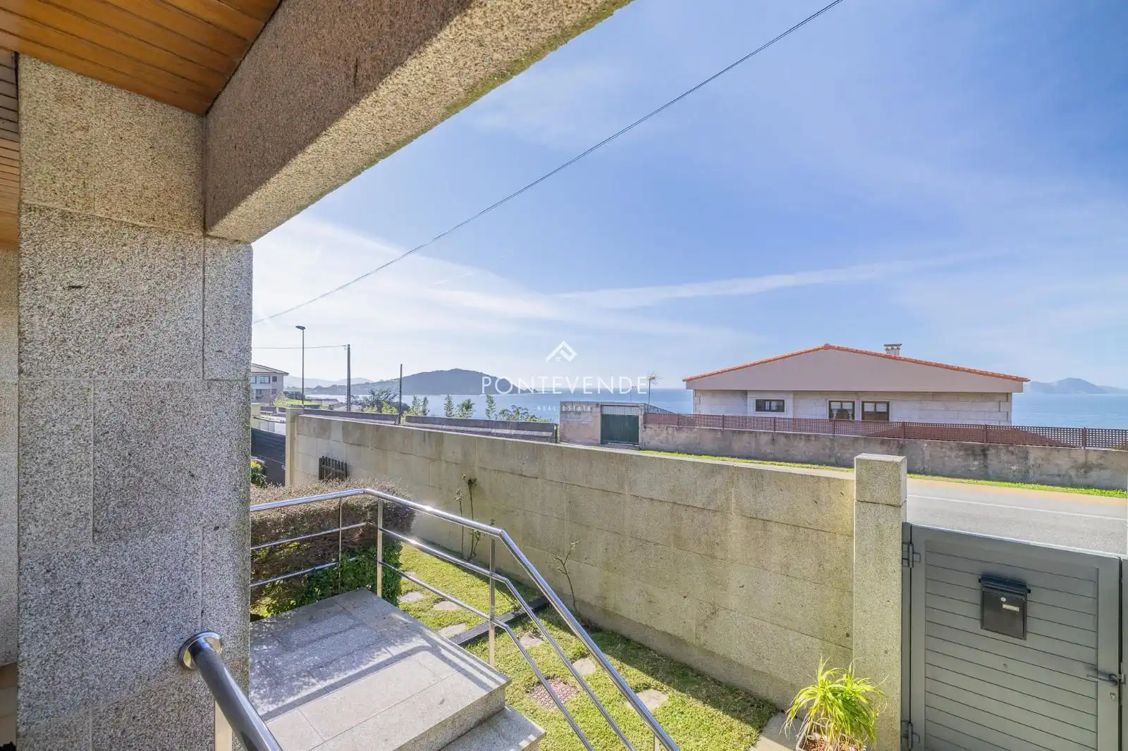 Vista exterior de Casa o xalet en venda en Vigo  amb Calefacció, Jardí privat i Terrassa