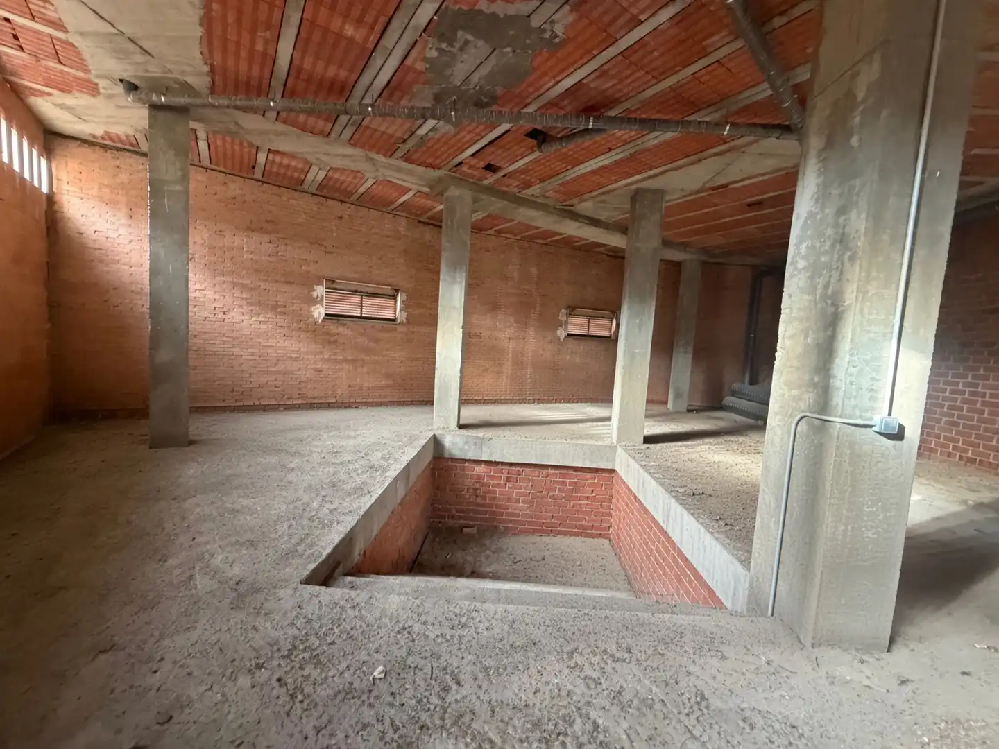 Local de lloguer a Avenida de los Reyes Católicos, Nuevo Hospital