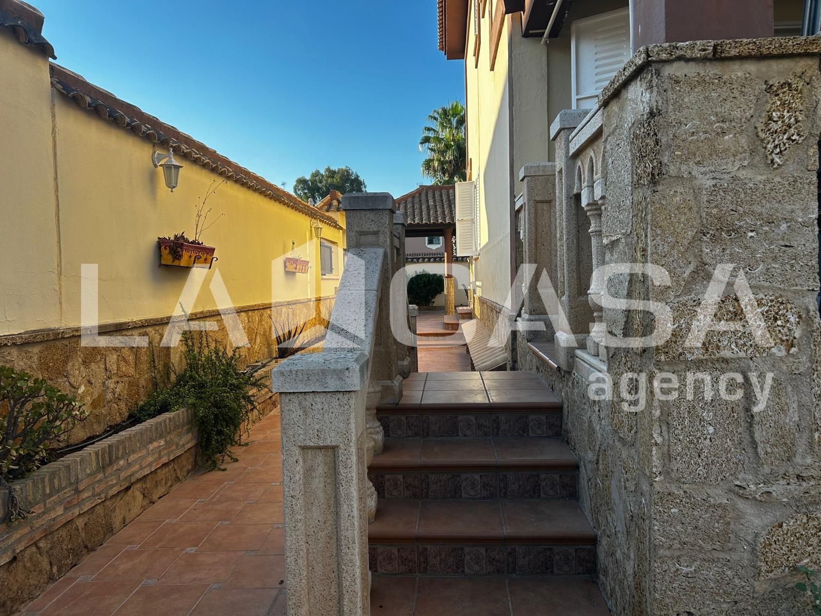 Vista exterior de Casa adosada en venda en Montequinto amb Traster i Piscina