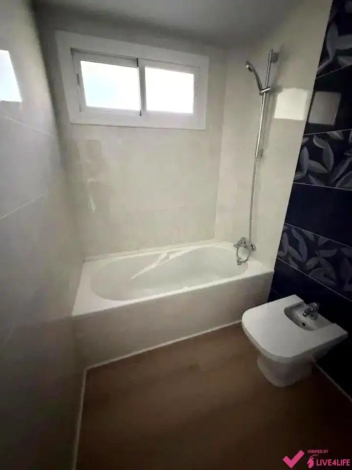 Badezimmer von Wohnung zur Miete in Valencia mit Klimaanlage, Terrasse und Möbliert