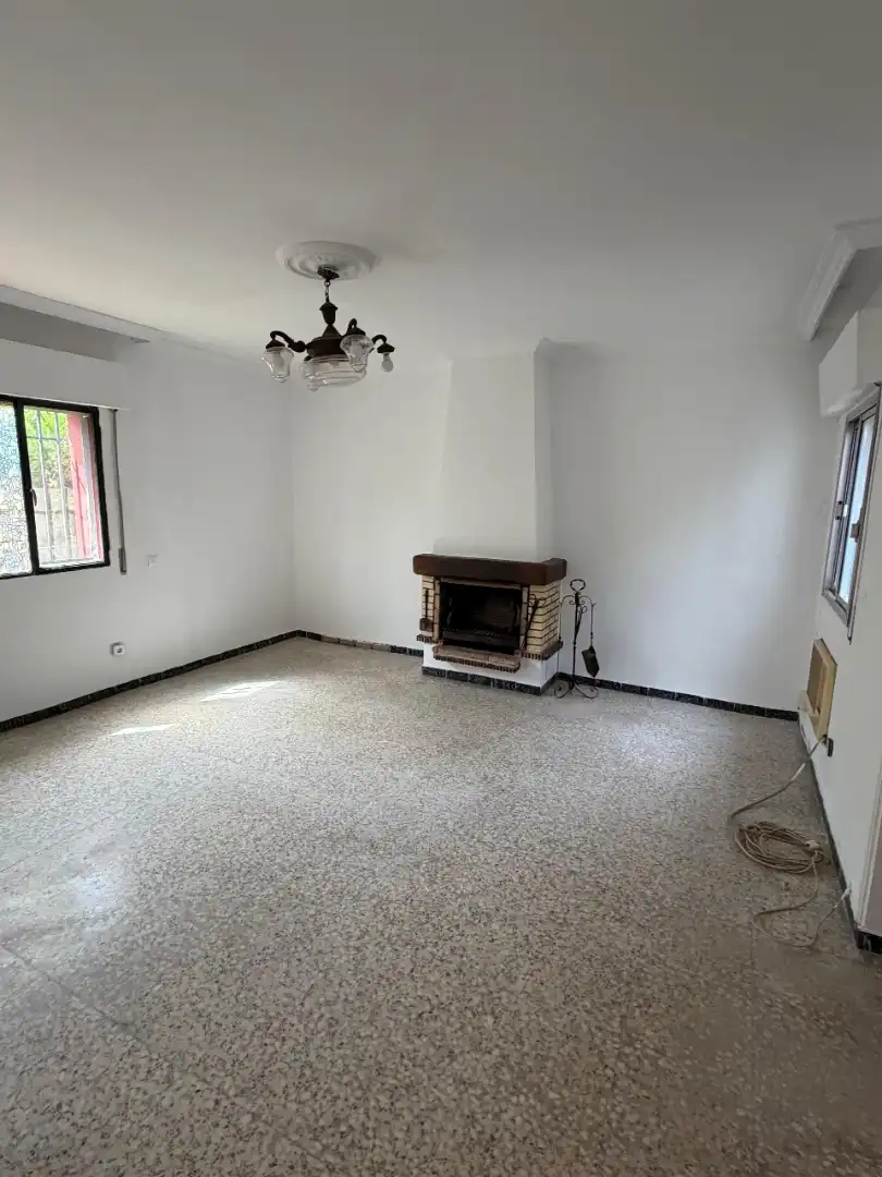 Sala d'estar de Casa o xalet en venda en Dos Hermanas amb Jardí privat i Alarma