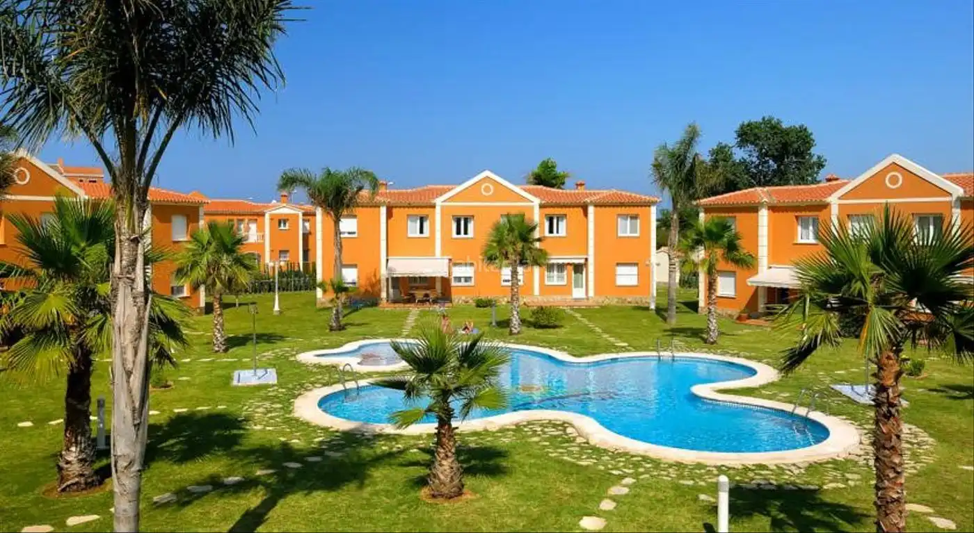 Casa pareada con piscina en venta en Avinguda Oliva Nova 9