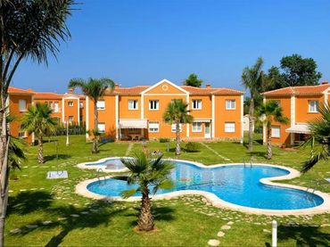 Casa bifamiliare con piscina in vendita a Avinguda Oliva Nova 9