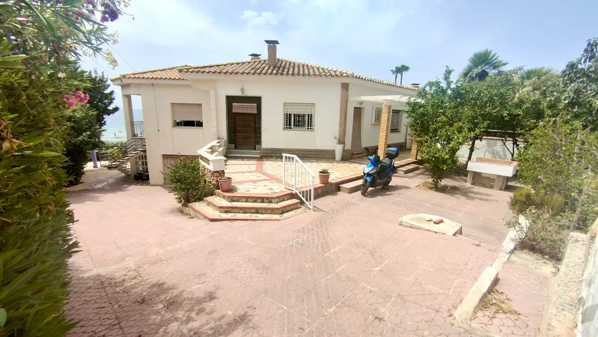 Vista exterior de Casa o xalet en venda en Santa Pola amb Jardí privat, Terrassa i Traster