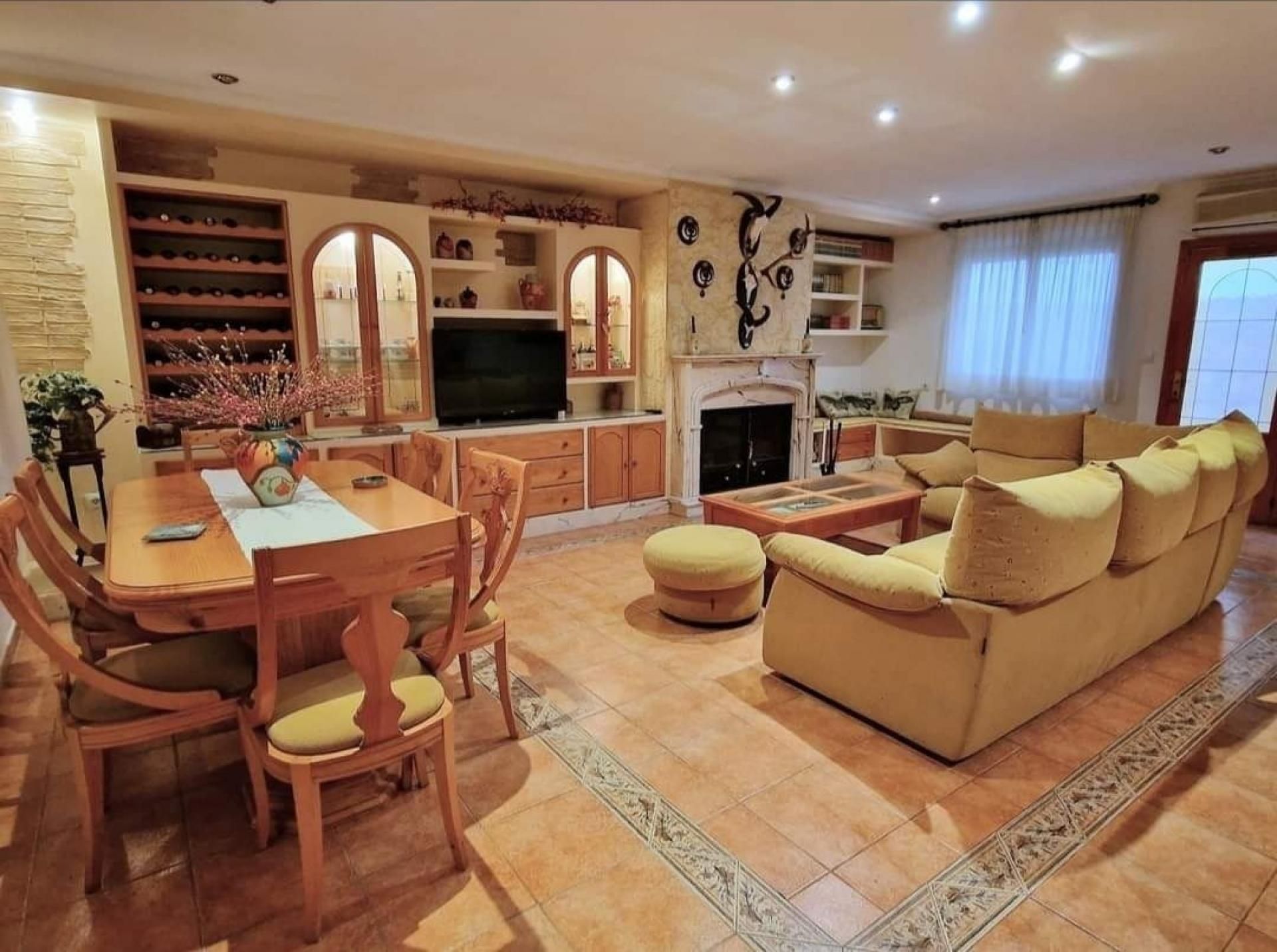 Sala d'estar de Casa adosada en venda en Monóvar  / Monòver amb Aire condicionat i Terrassa